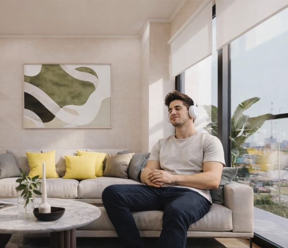 Chico en el sofá escuchando música